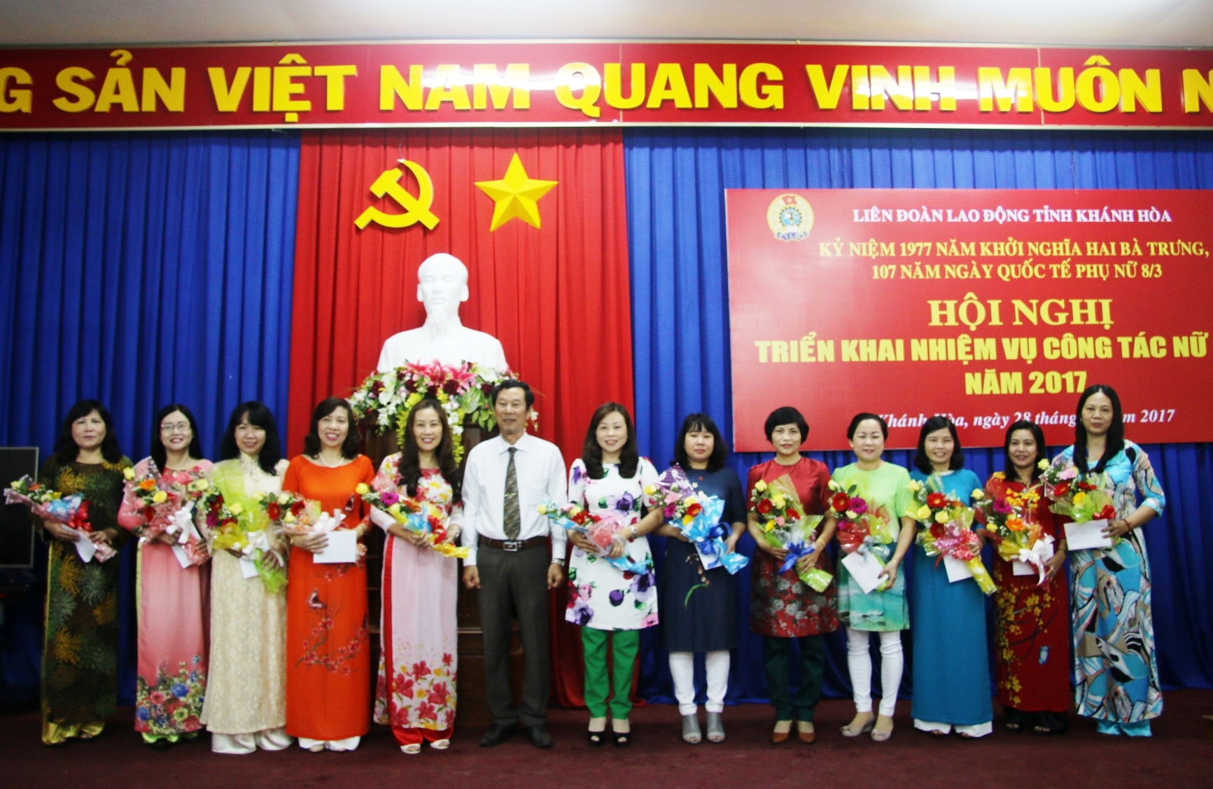 Lãnh đạo LĐLĐ Khánh Hoà tặng hoa chúc mừng cán bộ công đoàn nữ