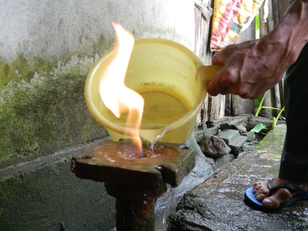 Giếng khoan có dòng khí lạ, khi đổ nước càng phực lửa