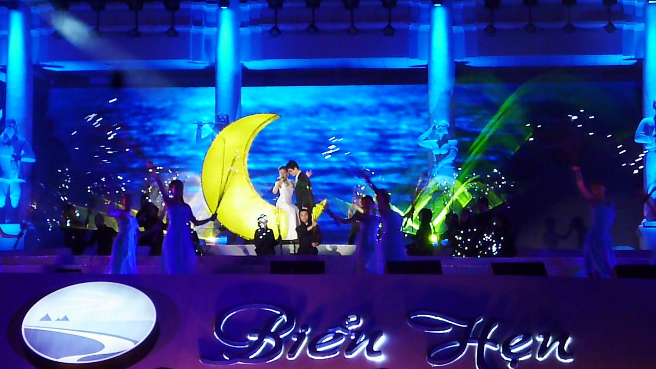 Ngắm ph&aacute;o hoa, uống bia miễn ph&iacute; tại Festival Biển Nha Trang 2017 - Ảnh 2.