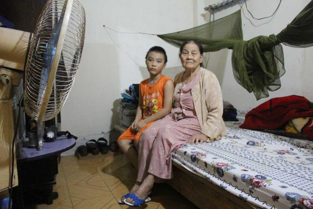 Cháu côi cút, bà già yếu