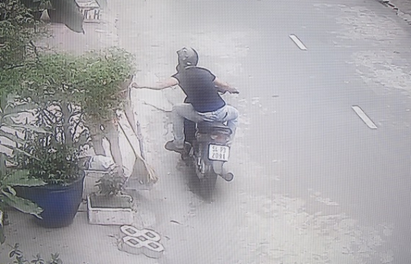 Táo tợn vào trường cướp dây chuyền của học sinh