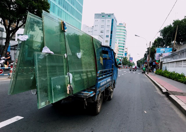 Thót tim với "hung thần" trên phố