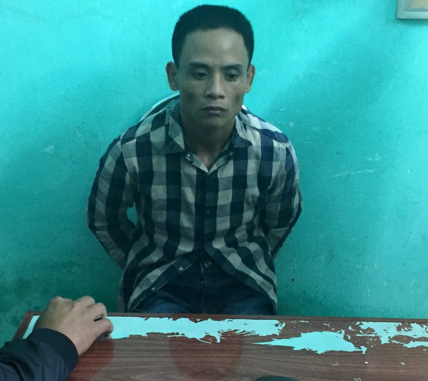 Vây bắt 4 đối tượng đi ô tô mang theo khẩu súng quân dụng
