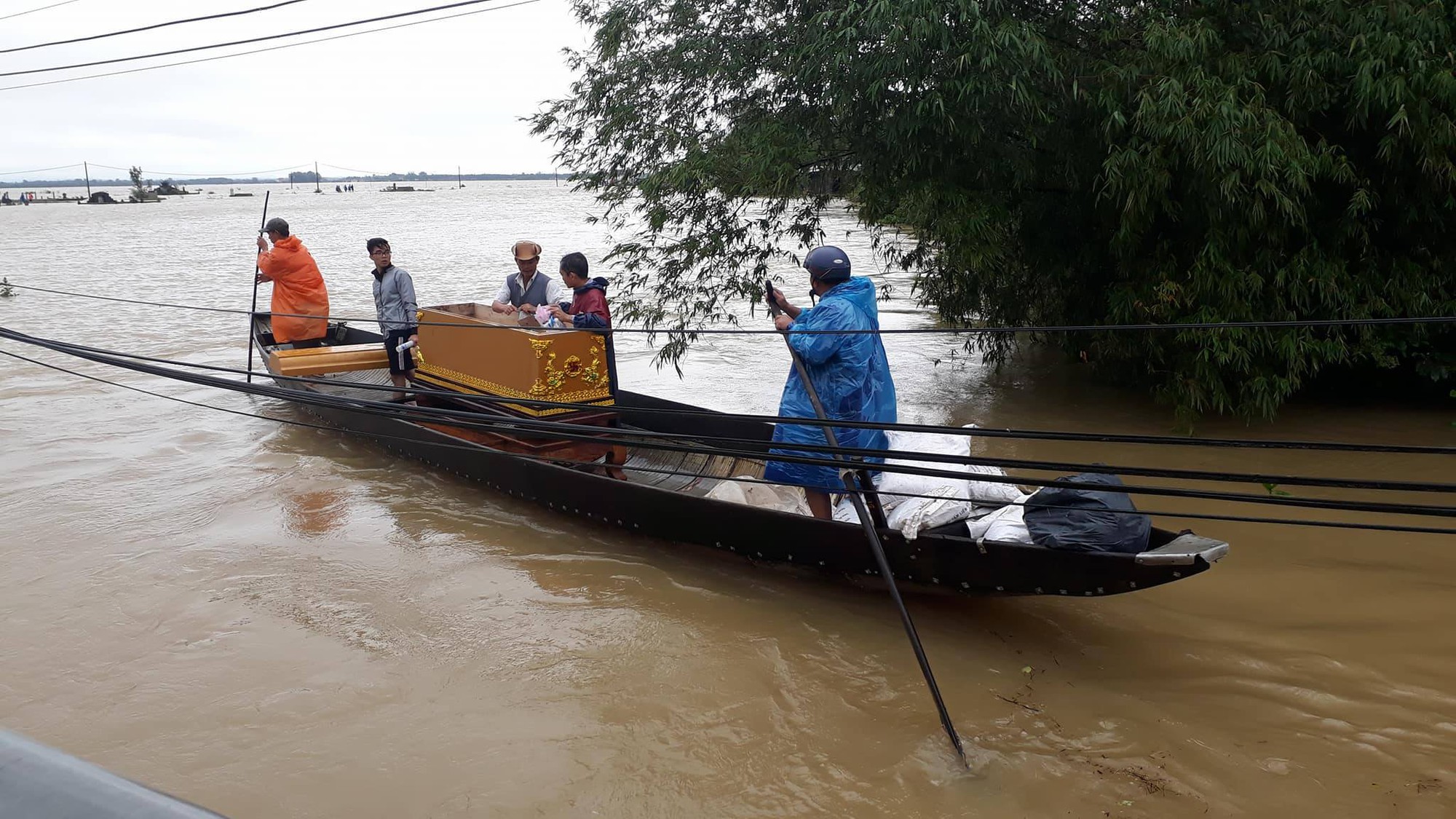 Chèo ghe mua quan tài để khâm liệm người đàn ông bị lũ cuốn