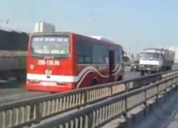 Clip xe khách phóng vun vút ngược chiều ở đường trên cao