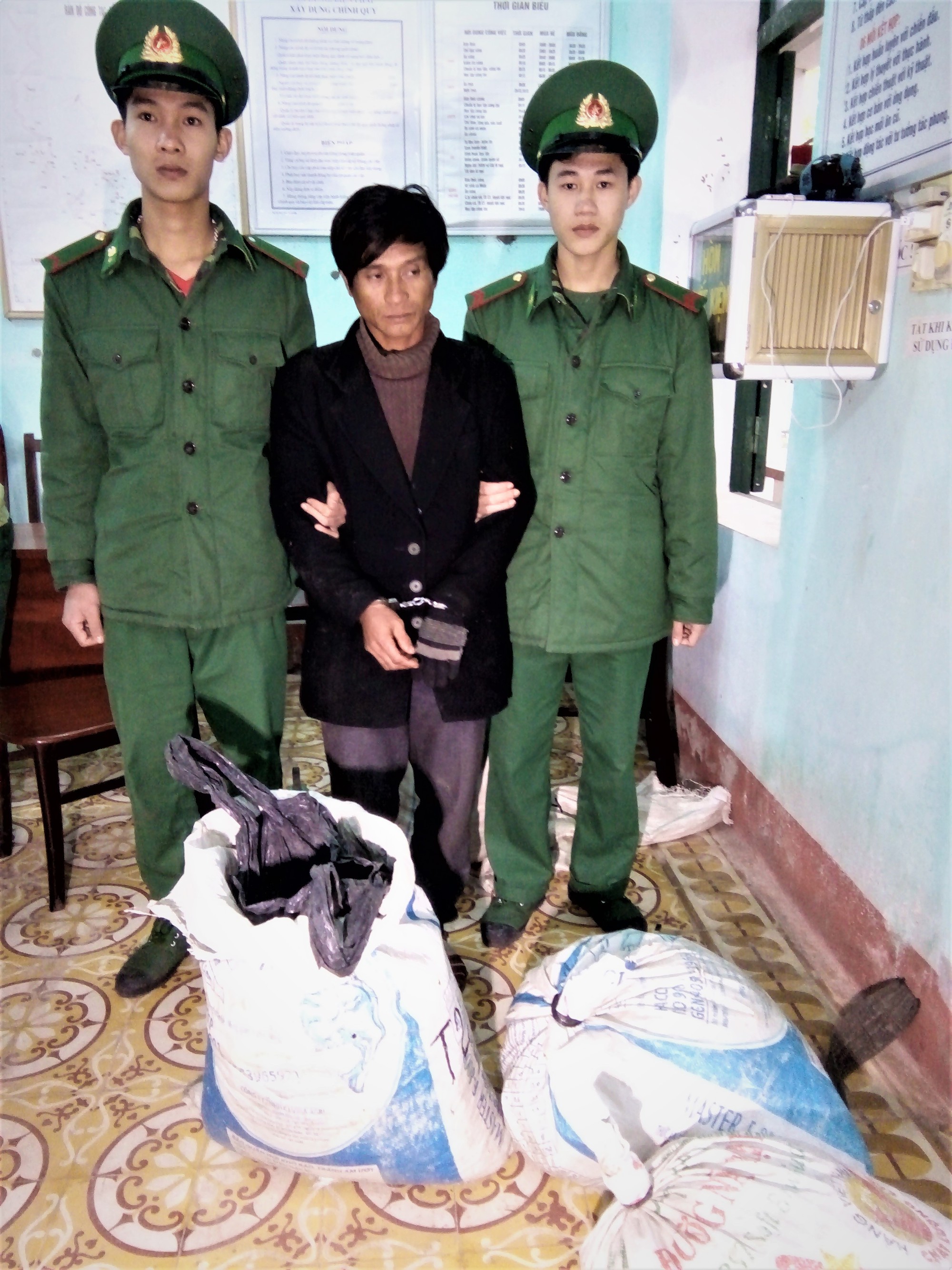 Bắt hai đối tượng vận chuyển gần 170 kg thuốc nổ