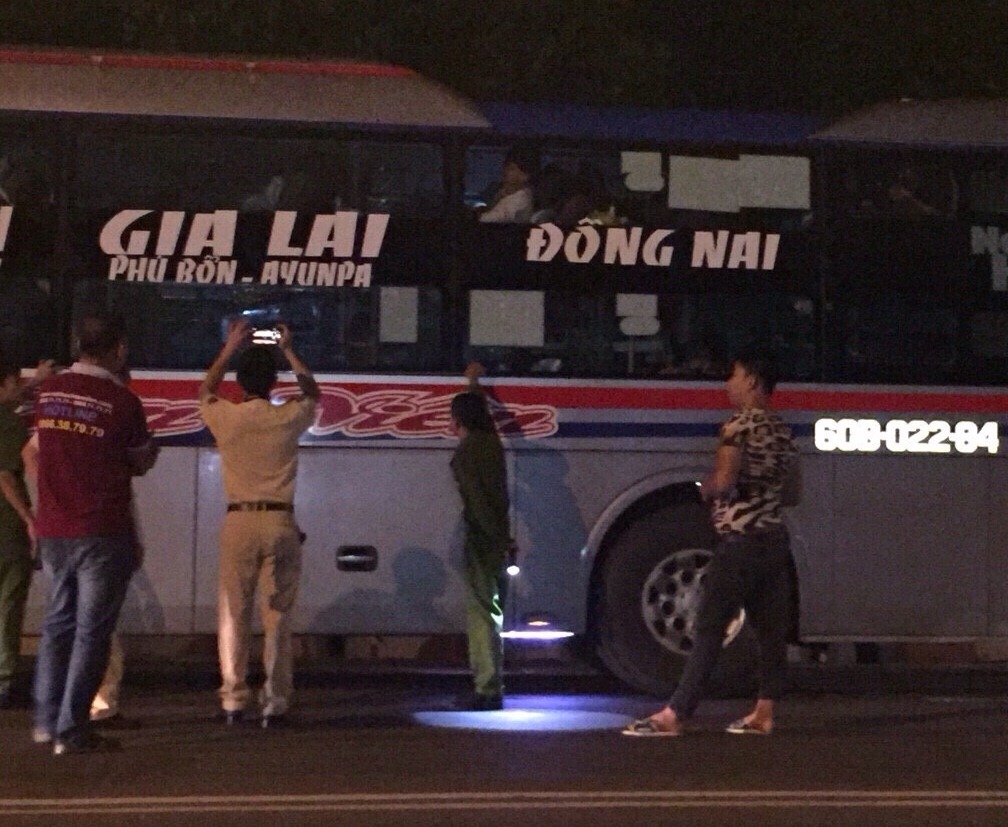 Xe giường nằm “ăn mưa đá” trong đêm
