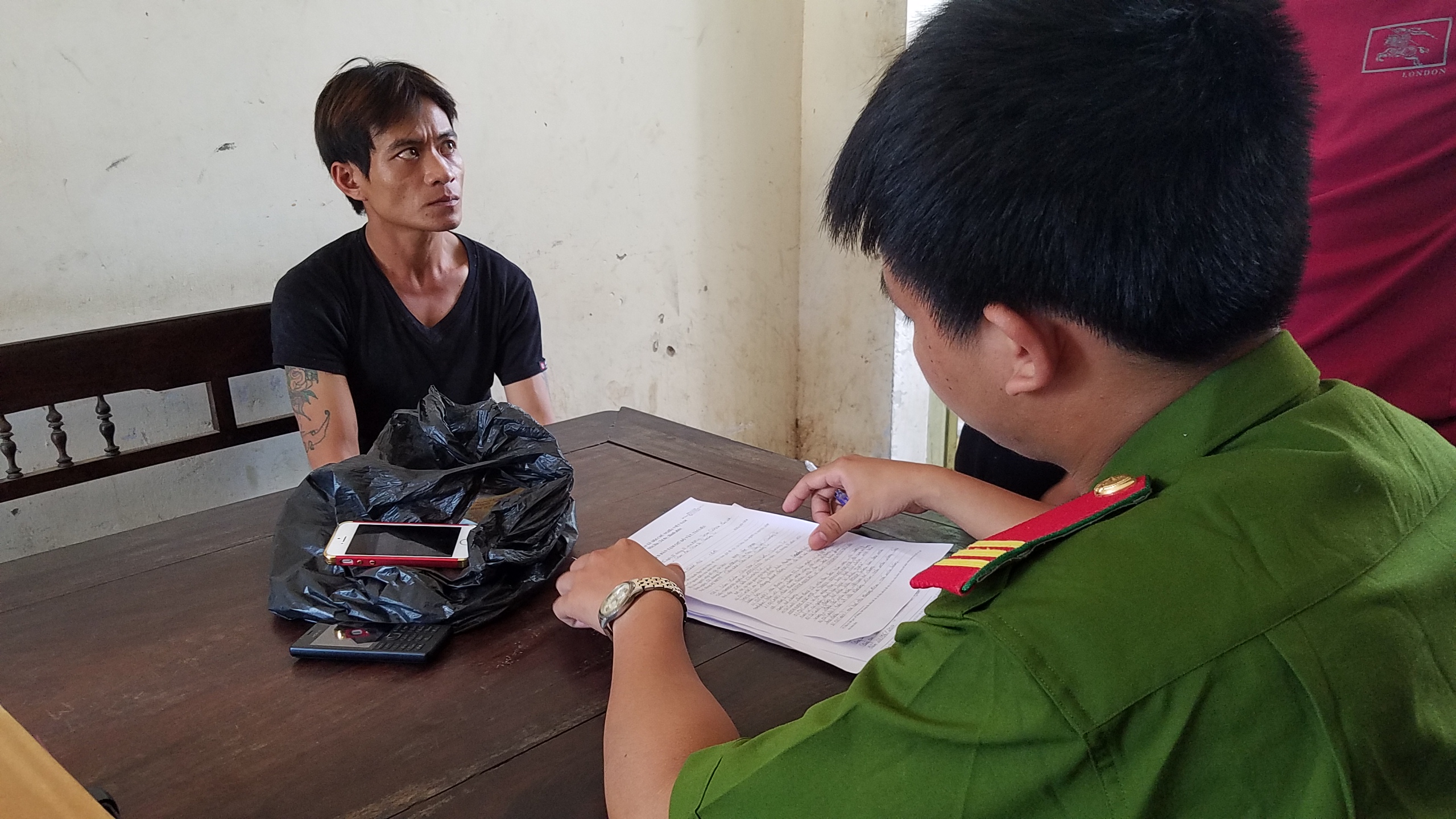Mang bình xịt hơi cay đột nhập nhà dân trộm điện thoại