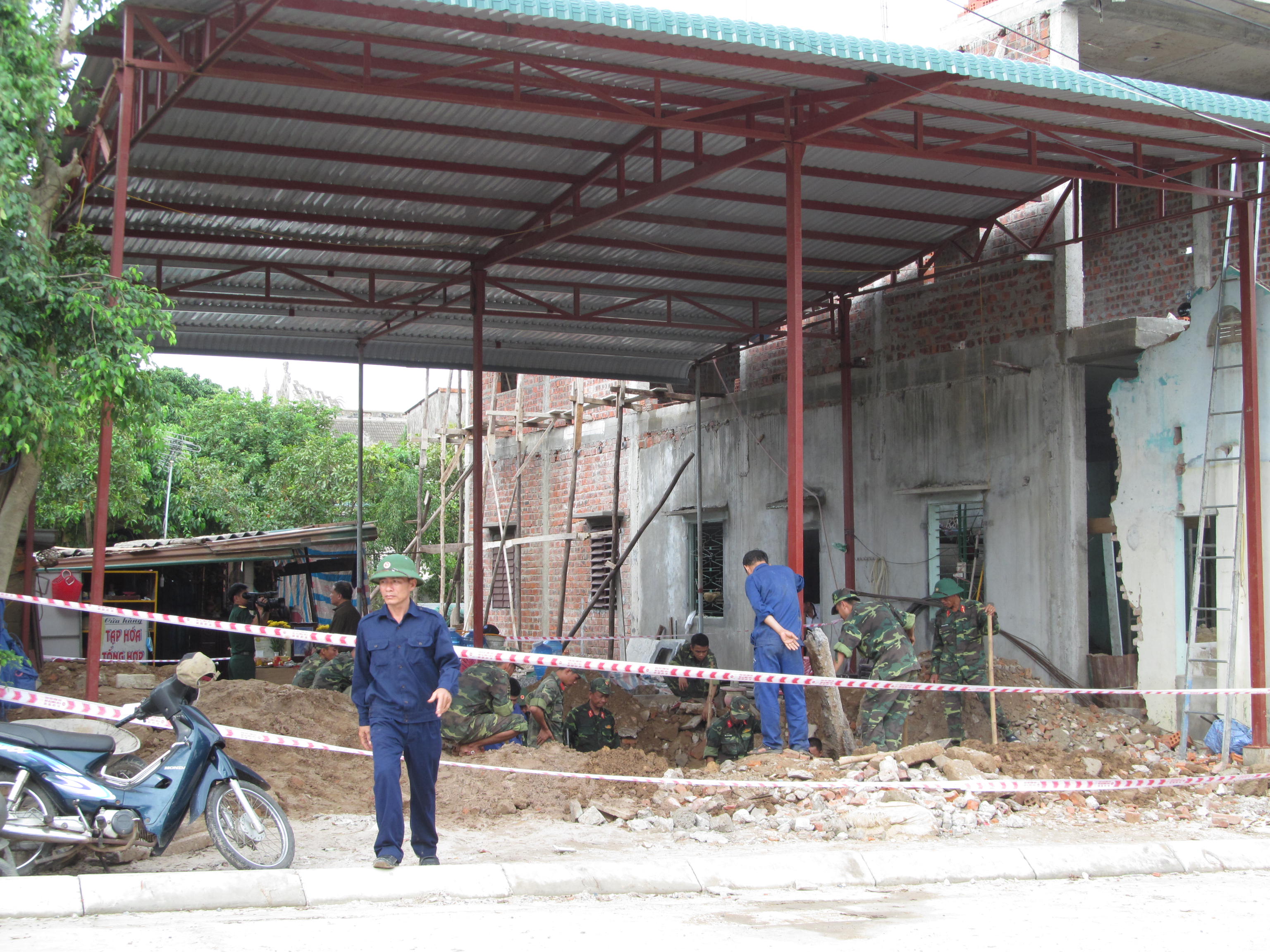 T&igrave;m thấy 2 h&agrave;i cốt liệt sĩ dưới hầm đạn cối gần cầu Th&agrave;nh Cổ - Ảnh 1.