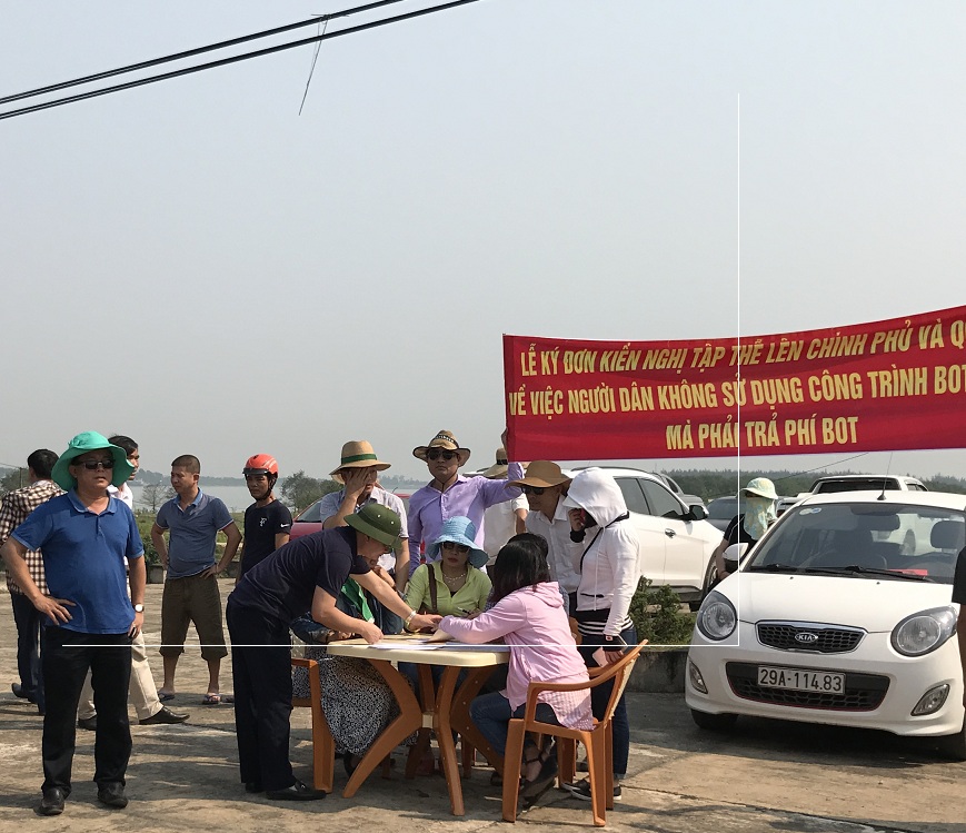 Bất chấp trời nắng nóng, nhiều người dân vẫn tập trung ký kiến nghị yêu cầu không được thu phí của người dân không sử dụng đường BOT.