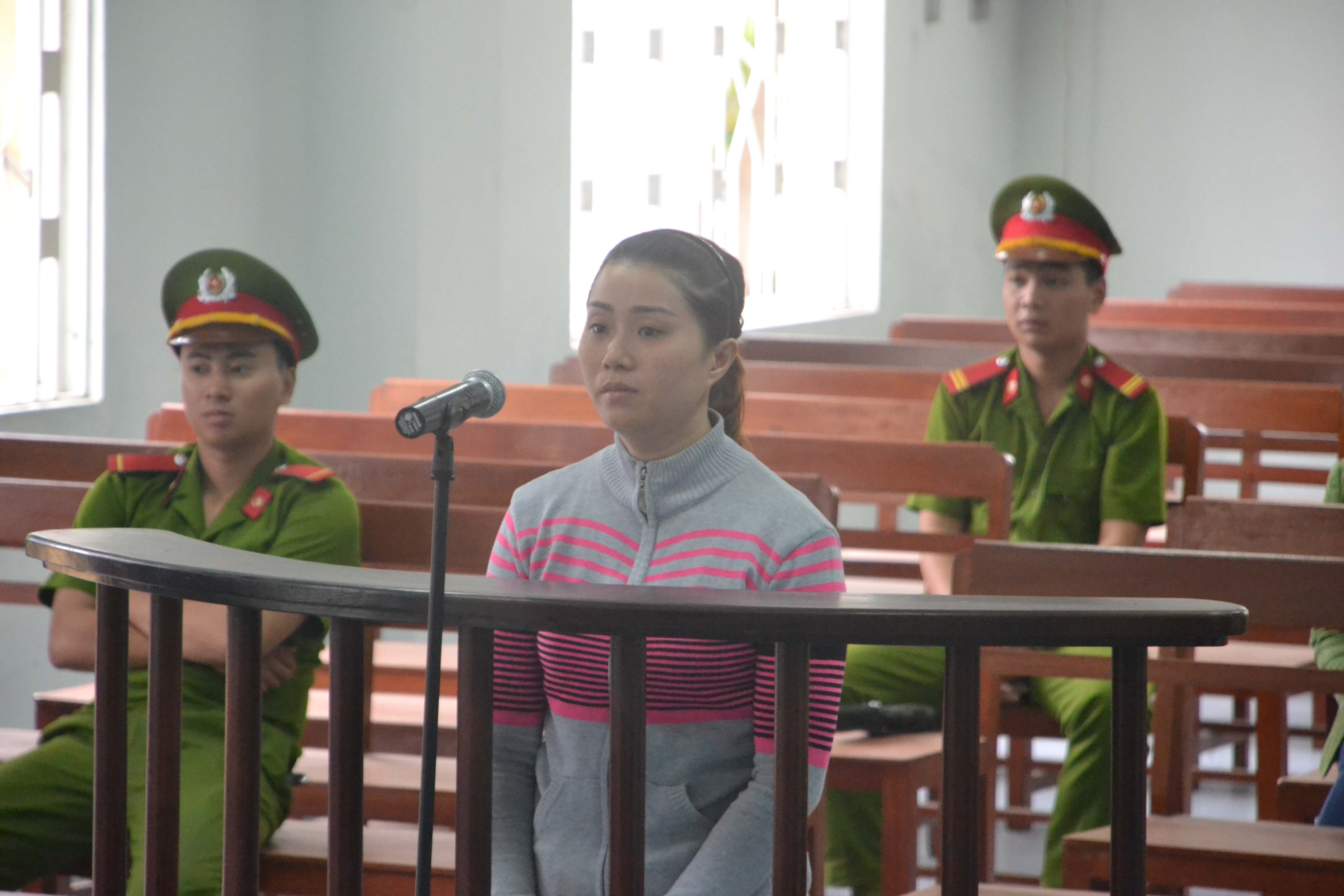 Bức xúc vì tòa thông báo hoãn xử qua… điện thoại