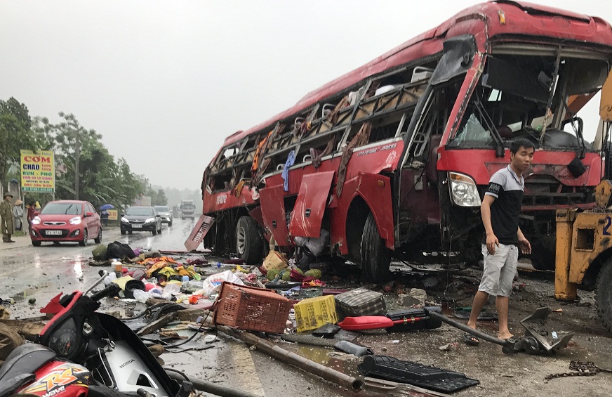 Xe khách dâp nát sau vụ tai nạn.