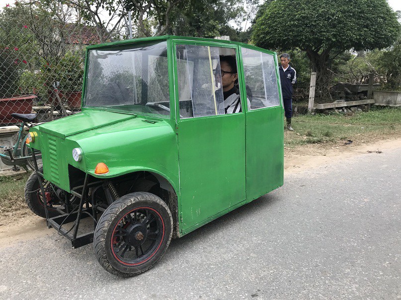 Cha tự chế "xế hộp” chạy điện để chở con đi học