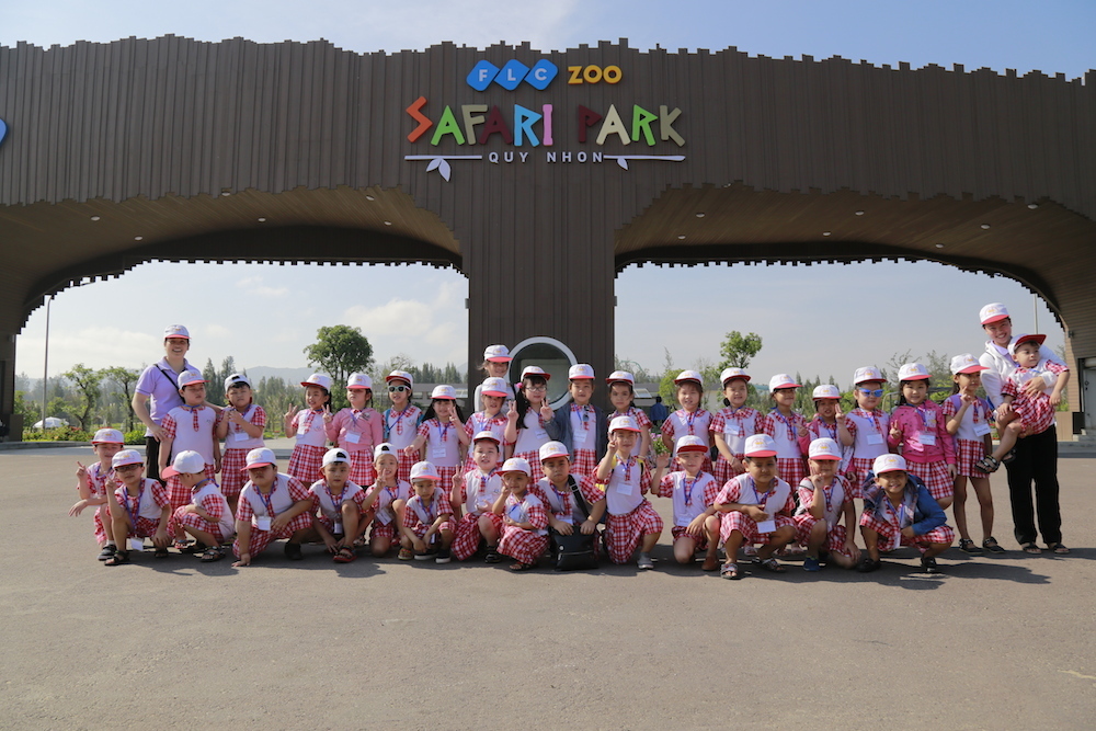 Khách du lịch chen nhau mua vé vào FLC Zoo Safari dịp 30-4