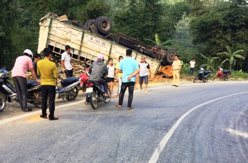 Xe tải đổ dốc &ldquo;phơi bụng&rdquo;, t&agrave;i xế v&agrave; phụ xe c&ugrave;ng nhập viện - Ảnh 1.