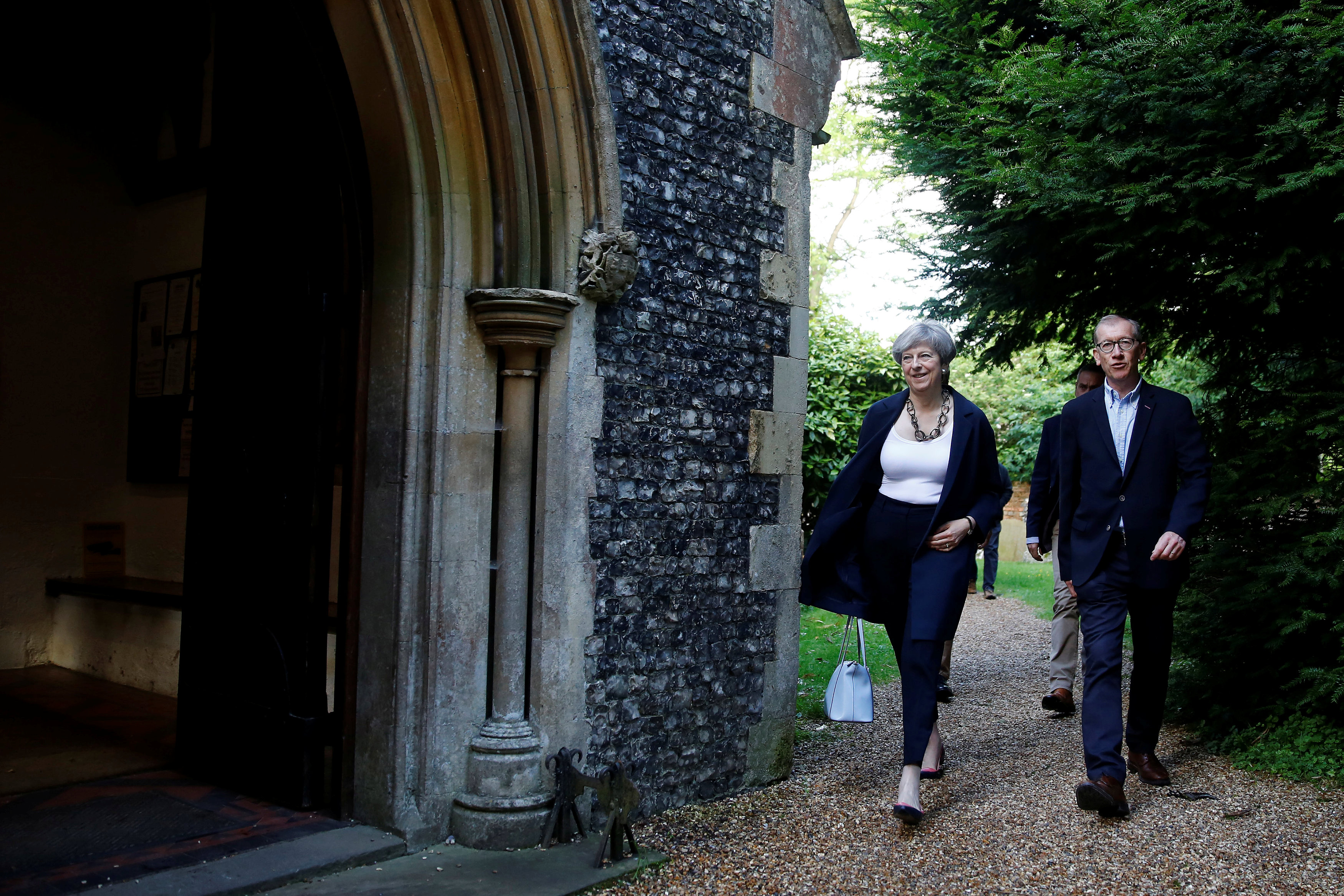 Bà Theresa May bị cô lập?
