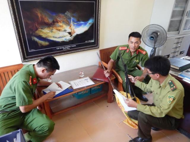 Truy tìm 2 kẻ lạ mặt mang súng vào rừng di sản