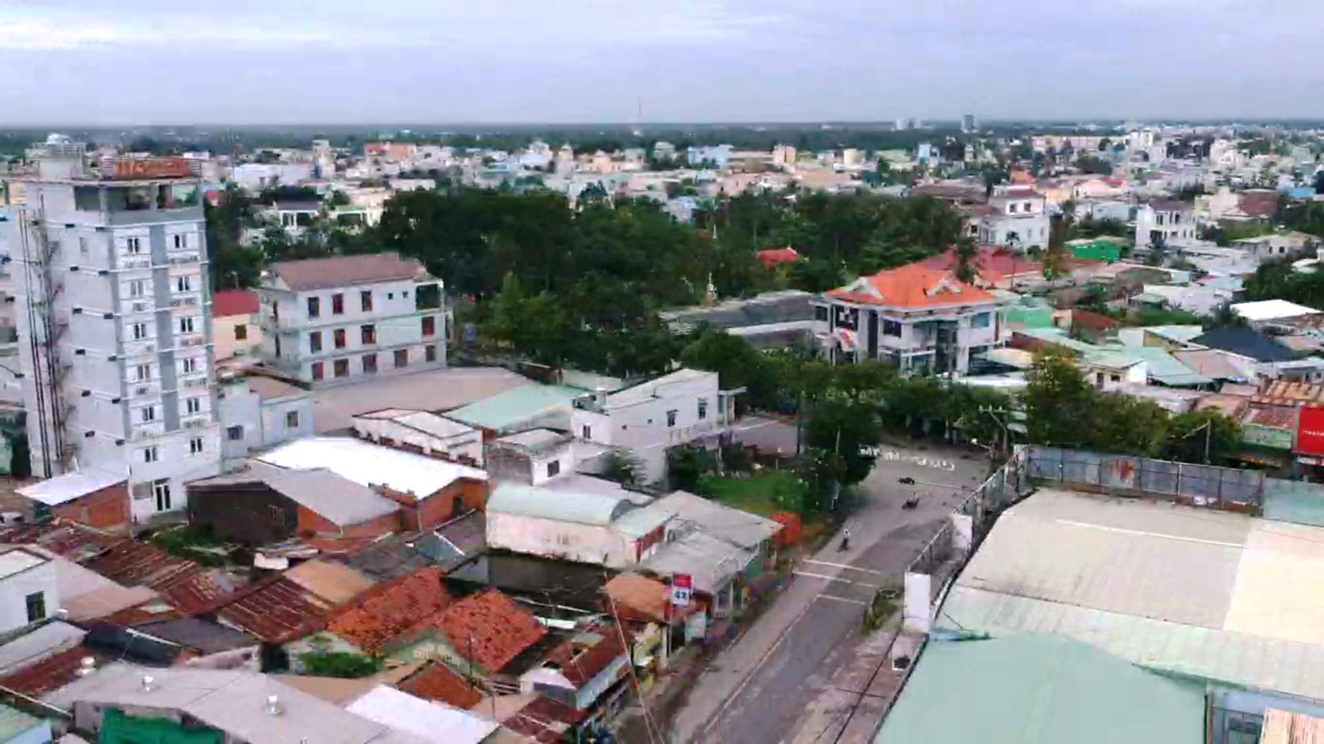 "Du hí" bằng tiền dân