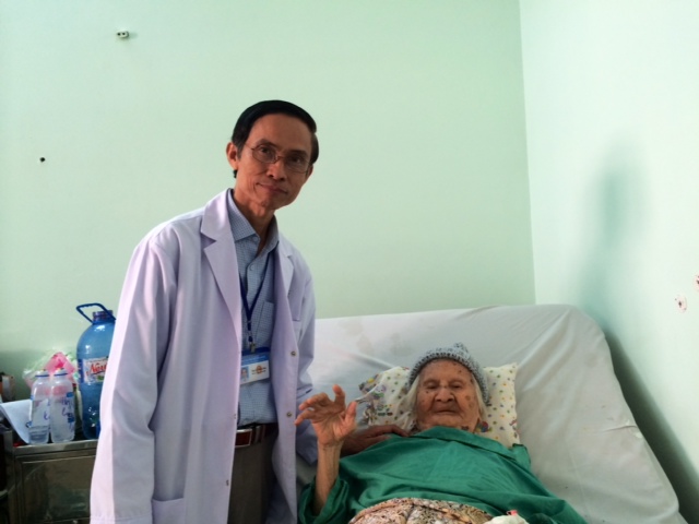 
Cụ b&agrave; được thay khớp, tỉnh t&aacute;o, bớt đau đớn
