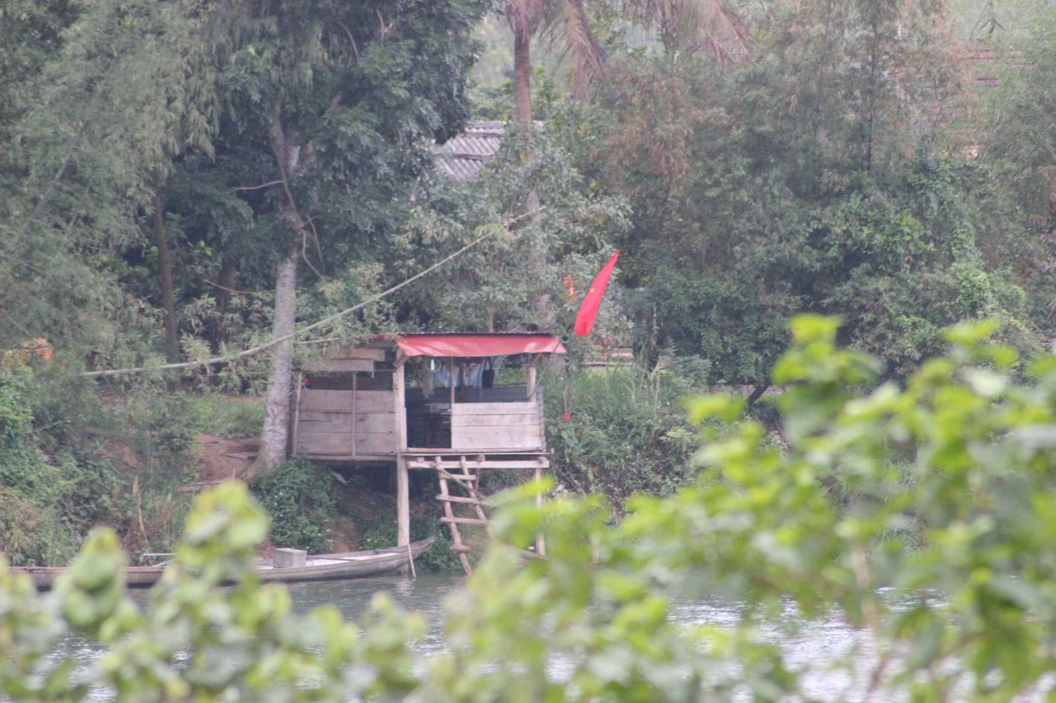 Chòi thu phí cát &ldquo;l&acirc;̣u&rdquo; do các th&ecirc;́ lực &ldquo;xã h&ocirc;̣i&rdquo; đứng đằng sau ngh&ecirc;nh ngang thu phí tàu thuy&ecirc;̀n của người d&acirc;n (ảnh chòi thu phí ghi lại năm 2016)