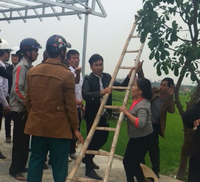 Đình chỉ công tác Thượng úy CSGT cản trở cán bộ tháo dỡ công trình vi phạm - Ảnh 1.