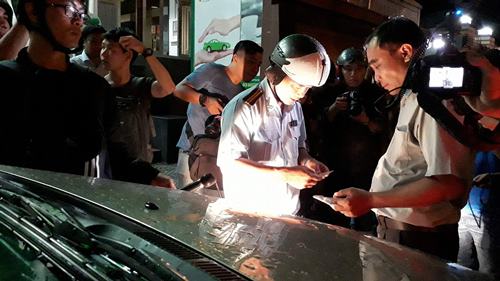 Ra quân trong đêm mưa, ông Đoàn Ngọc Hải hốt cả xe biển đỏ - Ảnh 2.