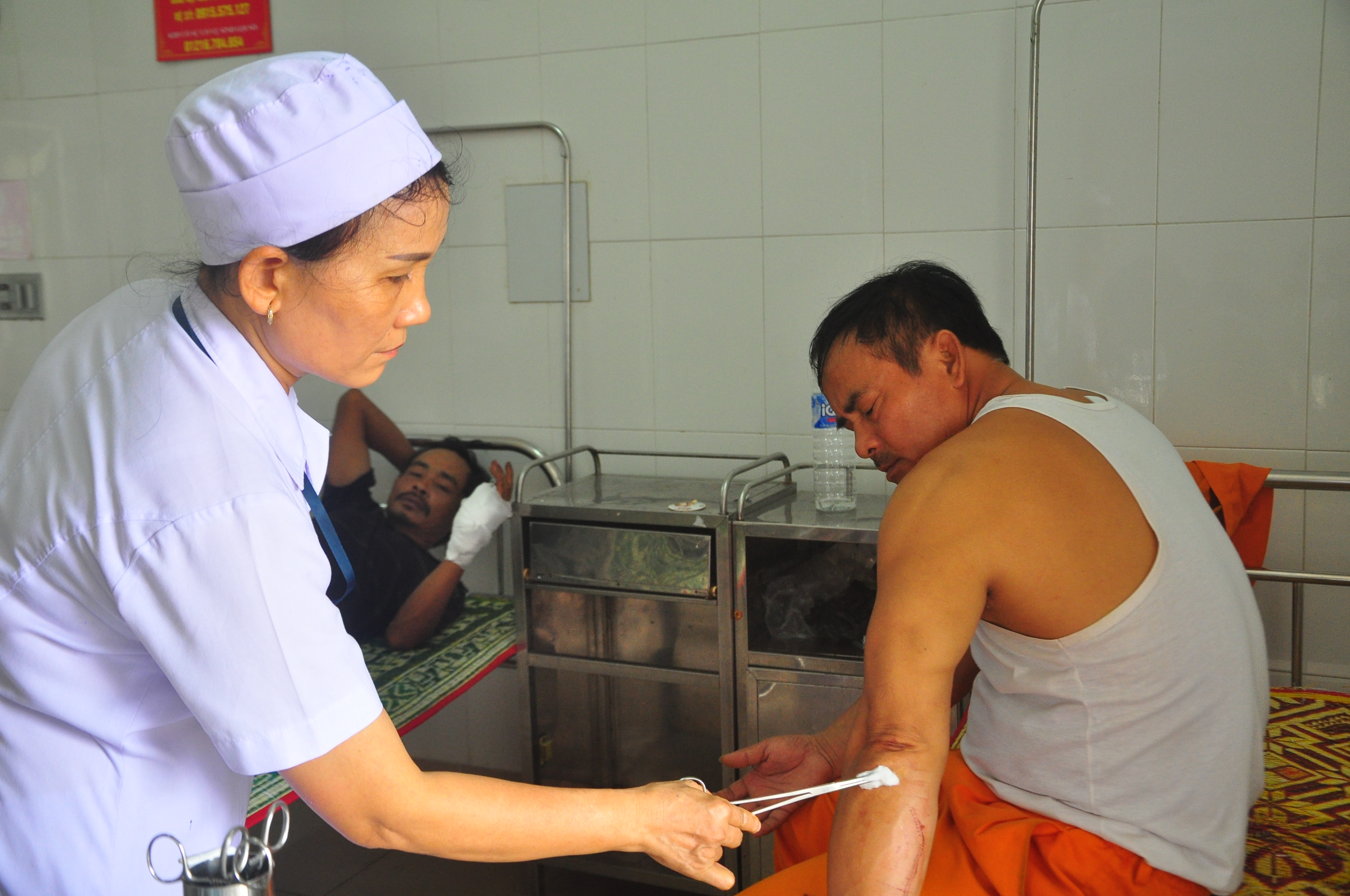 Bị cắt điện, dùng gậy hành hung nhân viên điện lực nhập viện
