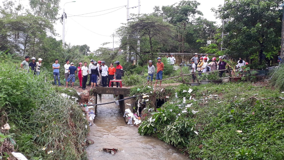 Hơn 100 chiến sĩ tìm kiếm học sinh bị nước cuốn trôi vào cống - Ảnh 2.