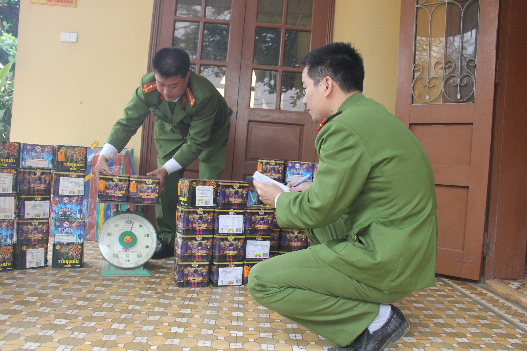 Phát hiện gần 1 tạ pháo hoa ở bãi đất trống vùng biên
