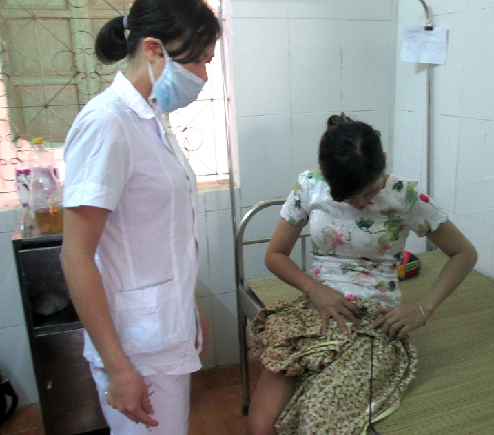 Bất ngờ cầm nỏ săn bắn vào lưng, bụng và đùi của 3 người