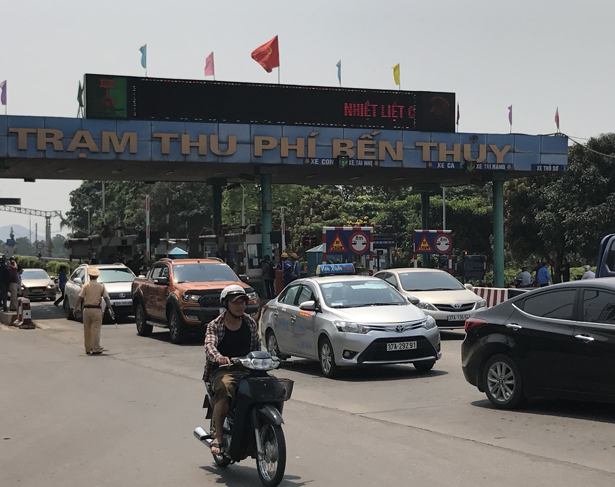 Hàng trăm ô tô xếp hàng để qua trạm thu phí Bến Thủy 1.