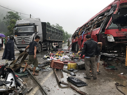 Hiện trường kinh hoàng vụ lật xe khách 9 người thương vong
