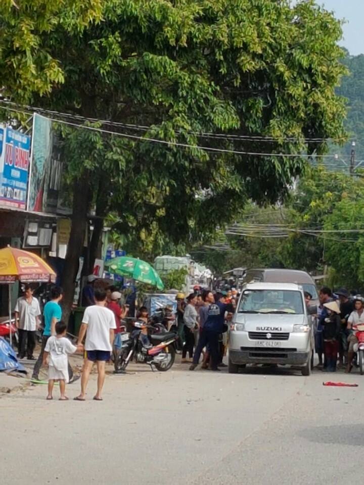 
Hai nạn nh&acirc;n được người d&acirc;n đưa đi cấp cứu kịp thời khi vụ nổ th&ugrave;ng phuy vừa xảy ra.
