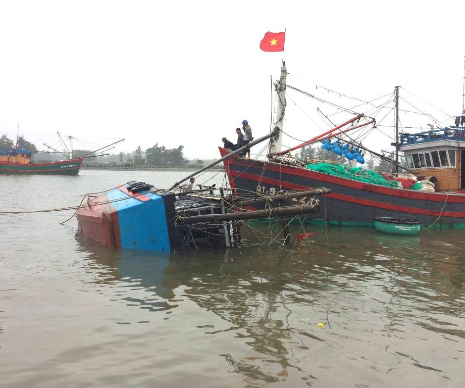 Lốc xoáy nhấn chìm một tàu cá Quảng Trị