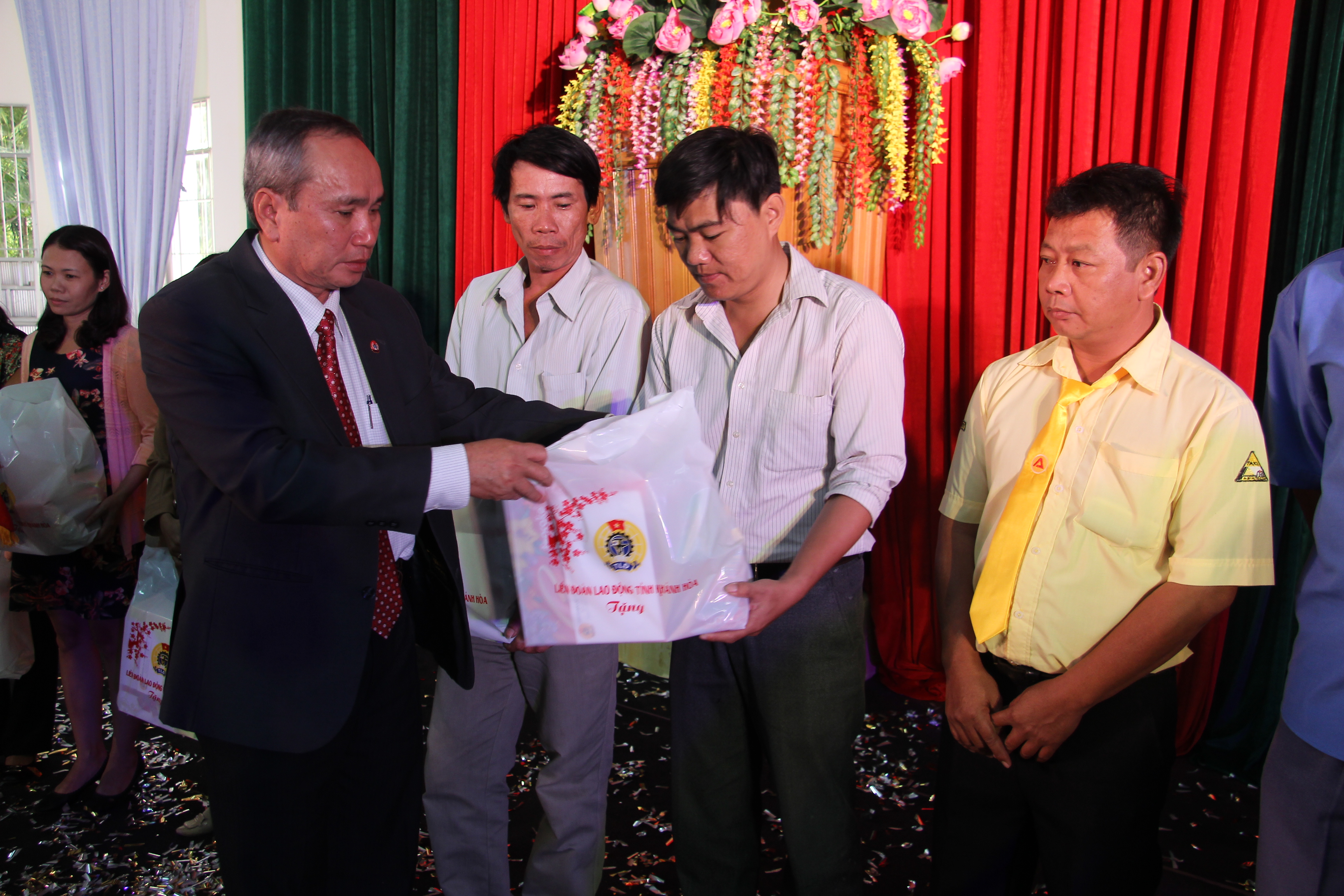 
&Ocirc;ng Nguyễn H&ograve;a, Chủ tịch LĐLĐ tỉnh Kh&aacute;nh H&ograve;a trao qu&agrave; cho c&ocirc;ng nh&acirc;n kh&oacute; khăn
