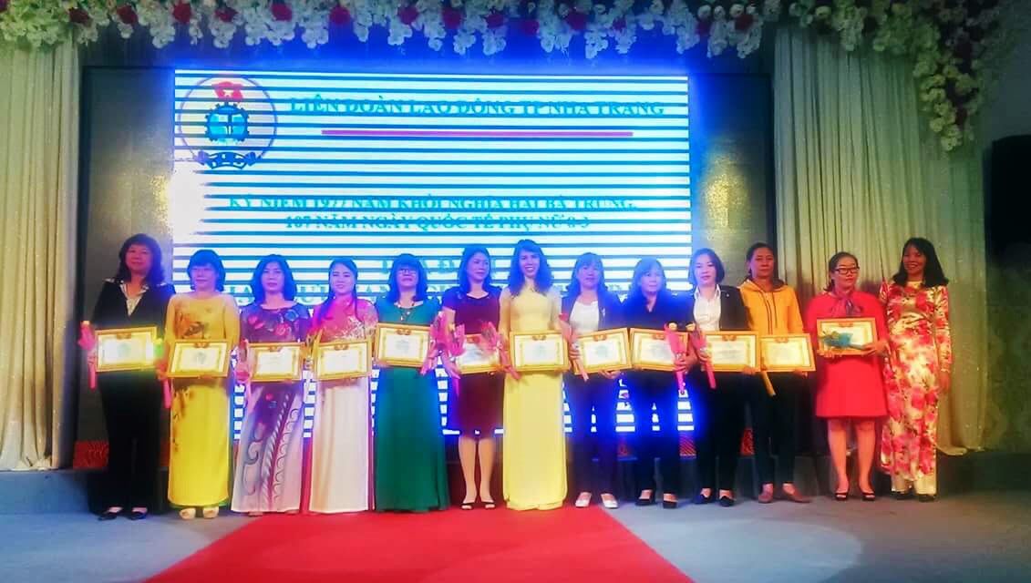 LĐLĐ Nha Trang tặng bằng khen cho các cá nhân có thành tích trong phong trào thi đua