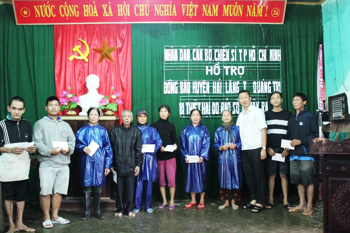 Đo&agrave;n c&ocirc;ng t&aacute;c TP HCM hỗ trợ 3 tỉ đồng cho 3 tỉnh miền Trung - Ảnh 3.