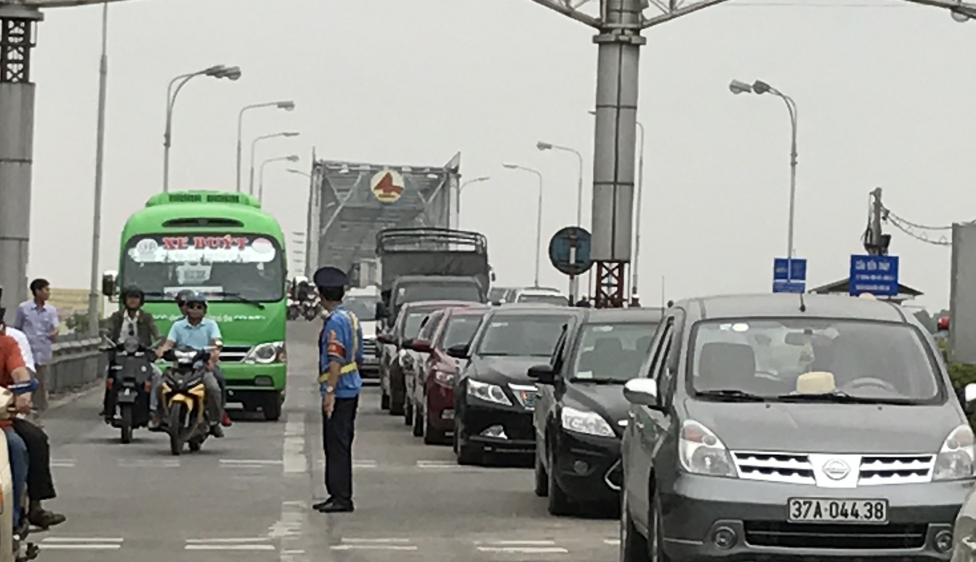 Lực lượng chức năng phân luồng các phương tiện giao thông