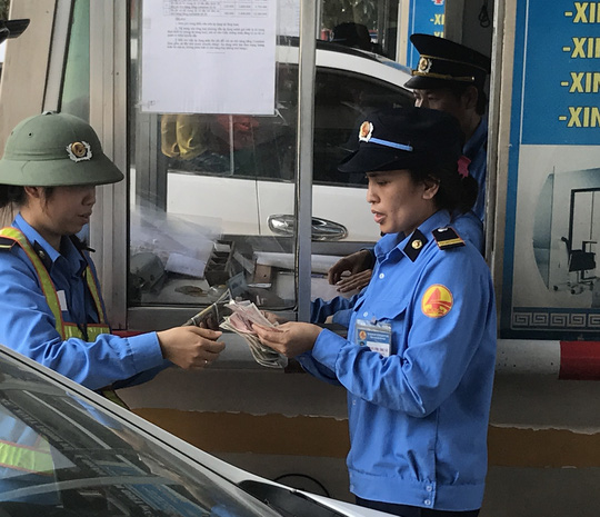 Tài xế dùng 200-500 đồng mua vé, trạm Bến Thủy "thất thủ"