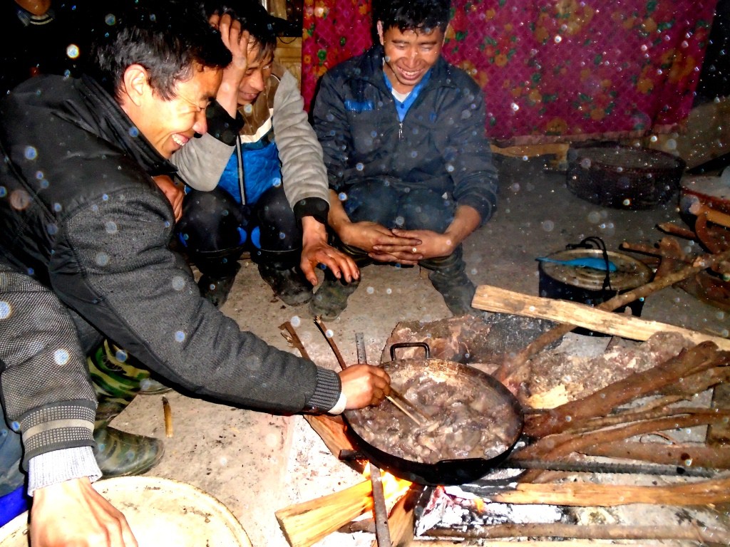 L&ecirc;n Tả Ph&igrave;n ăn&hellip; thịt chuột rừng g&aacute;c bếp - Ảnh 3.