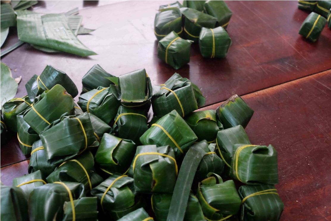 Tr&eacute; được g&oacute;i bằng l&aacute; chuối để đảm bảo hương vị thơm ngon v&agrave; kh&ocirc;ng bị hư (Ảnh B&iacute;ch V&acirc;n)