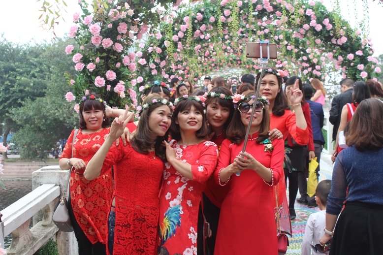 Khách tham quan chụp hình