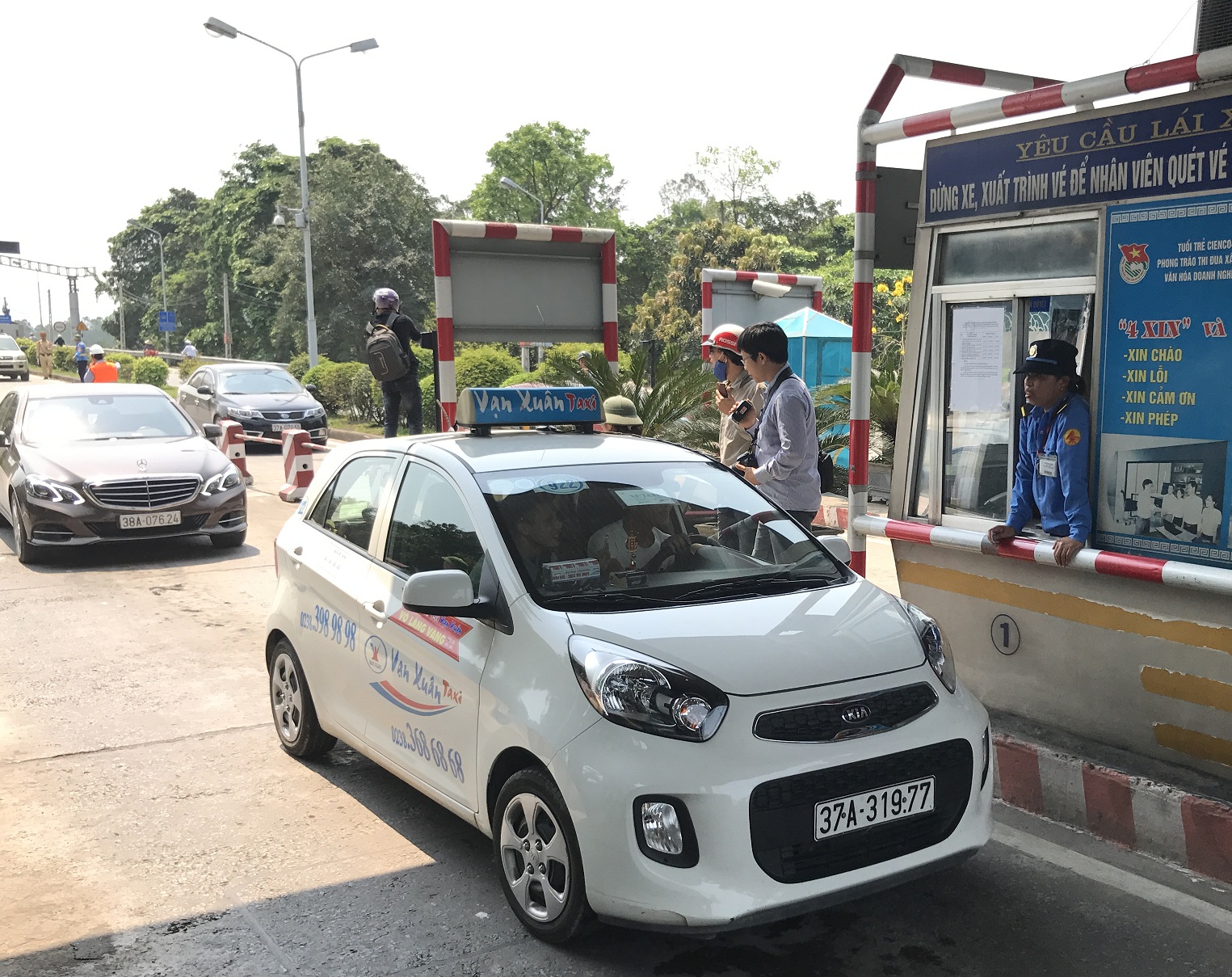 Lo sợ ùn tắc kéo dài, đơn vị quản lý đã không thu phí tất cả các phương tiên đi qua trạm