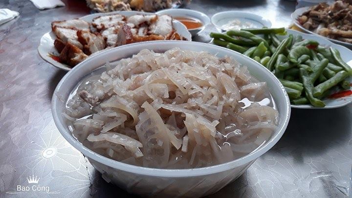 Ăn thân chuối hầm xương trong... đám tang!