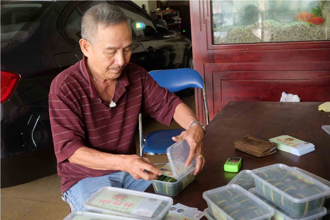 &Ocirc;ng Ch&aacute;nh cho tr&eacute; v&agrave;o hộp (Ảnh B&iacute;ch V&acirc;n)