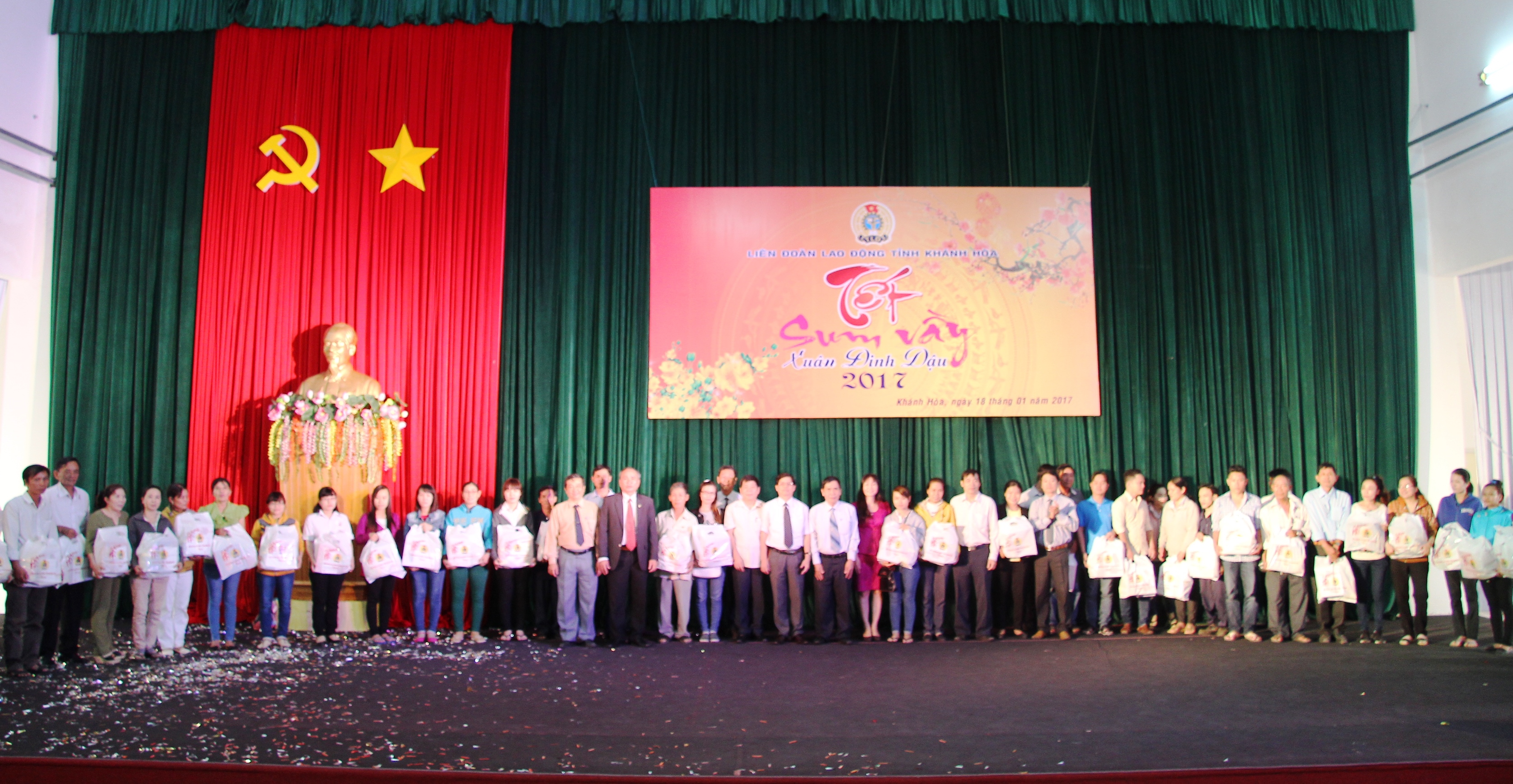 
Chương tr&igrave;nh Tết sum vầy 2017 của LĐLĐ Kh&aacute;nh H&ograve;a
