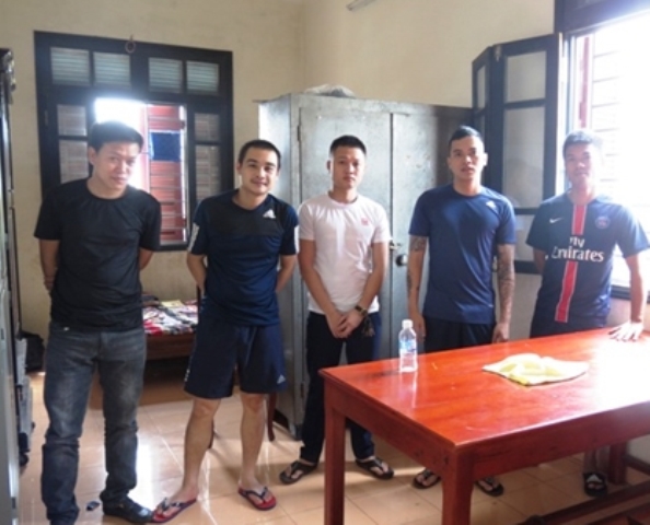 Cảnh sát vừa giải tán, 2 nhóm thanh niên đã nổ súng hỗn chiến