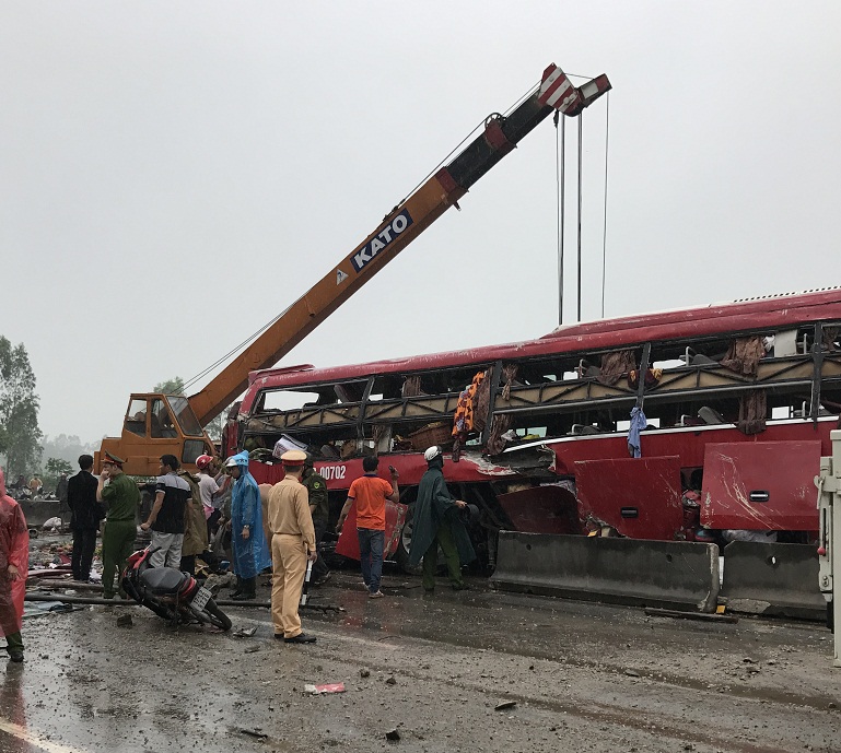 Lực lượng chức năng huy động cần cẩu lớn đến giải phóng hiện trường.