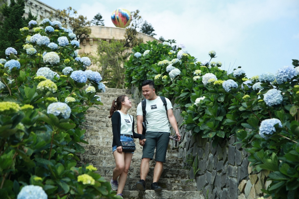 Bà Nà Hills: Thiên đường hoa trong mây