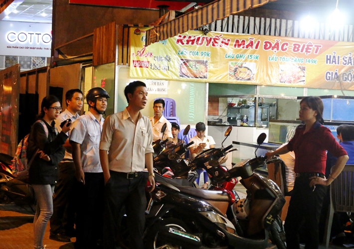Lực lượng chức năng kiểm tra qu&aacute;n nhậu